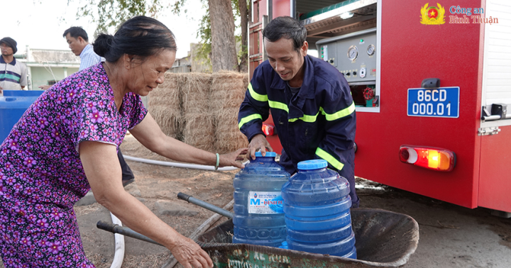 Công an Bình Thuận hỗ trợ nước sạch cho người dân vùng hạn hán